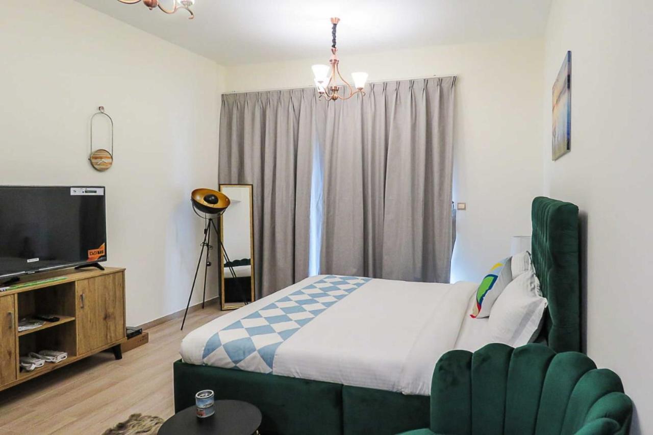 Oyo 860 Studio Apartment, Maya Tower 4, Jumeirah Village Triangle Dubai Esterno foto